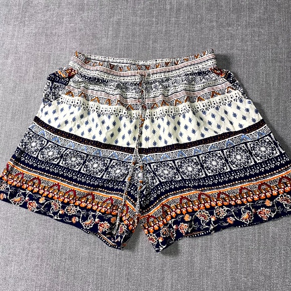 chic Pants - Beach Lunch Lounge Shorts Women Medium Multicolor Patterned Chic Bohemian Summer